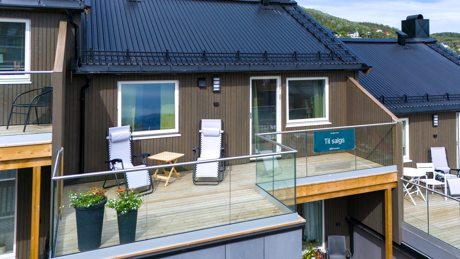 Herfra har du flott utsikt mot sentrum. I tillegg har du sola fra ca. kl 1 om natten og til kl 15 på dagen om sommeren. Galleribilde