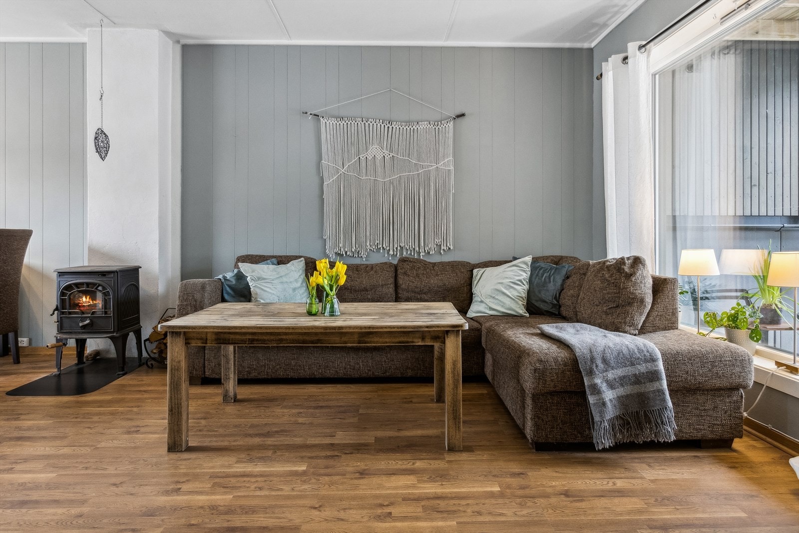 Stuen har en god planløsning som åpner opp for flere sosiale soner. Galleribilde