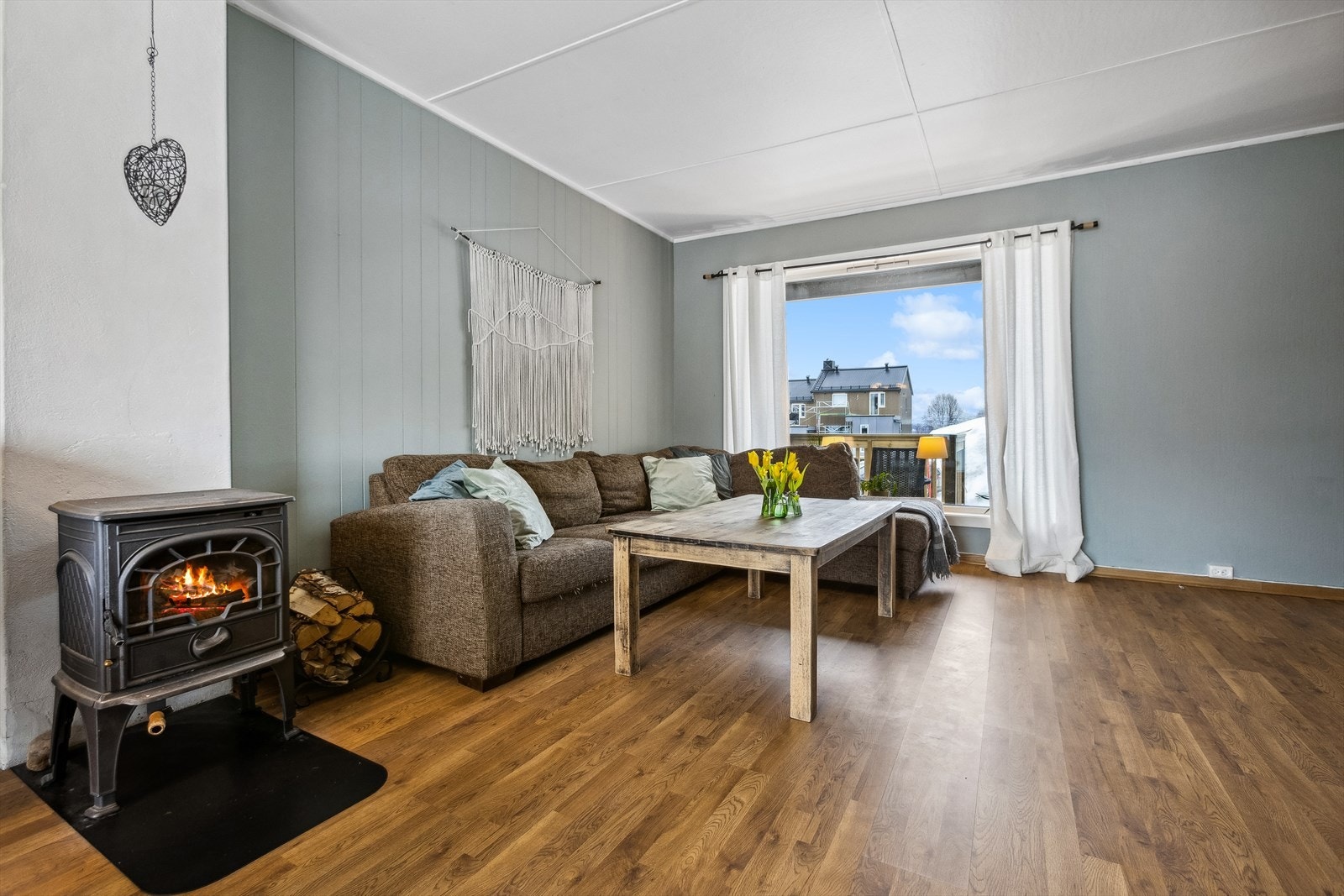 Stuen er utstyrt med vedfyring, noe som gir deg både varme og hygge gjennom vinteren. Galleribilde