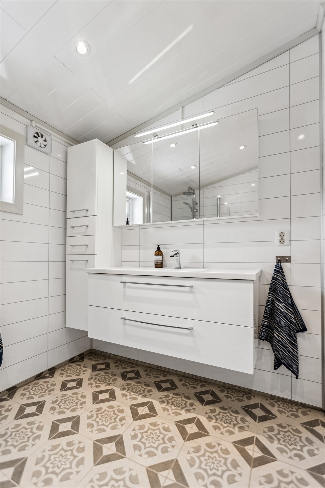 Det er god lagringsplass i servantinnredning og høyskap. Galleribilde