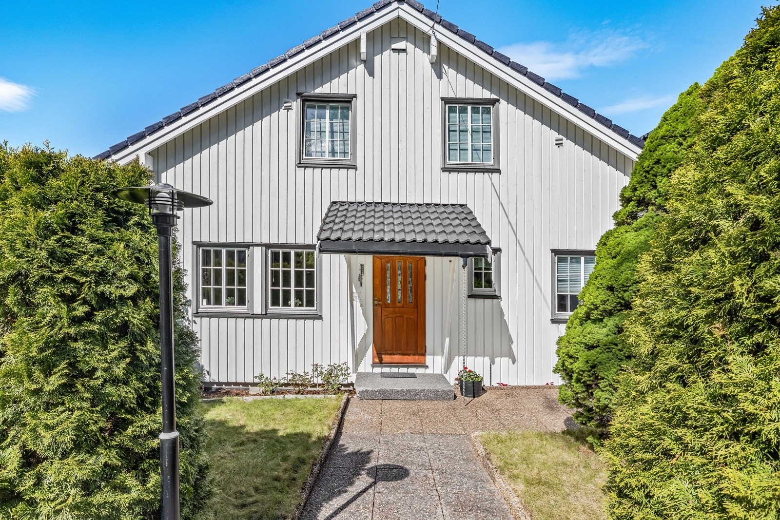 Liten skjermet hage ved inngangspartiet. Galleribilde