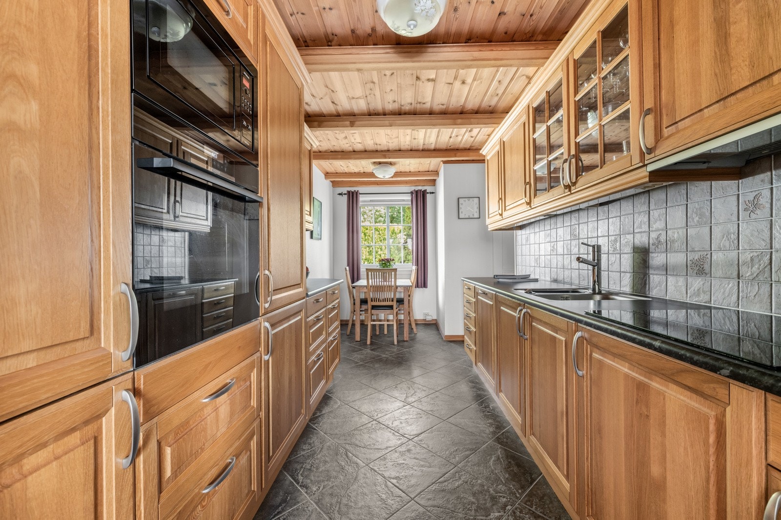 Innredningen ble montert i 2007 og har lakkerte eikefronter. Galleribilde