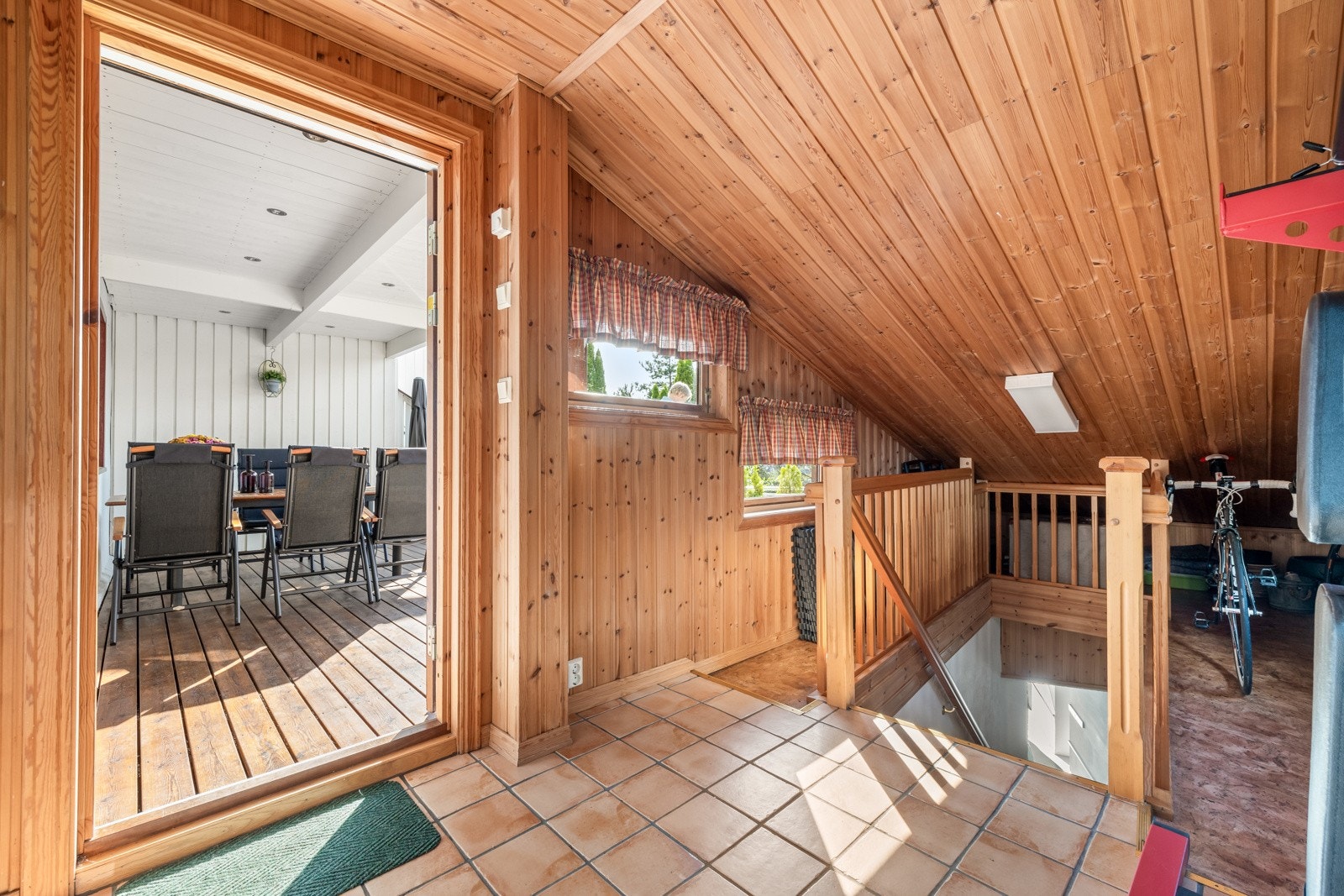 Innvendig adkomst fra garasjen via terrassen til tv-stuen. Galleribilde