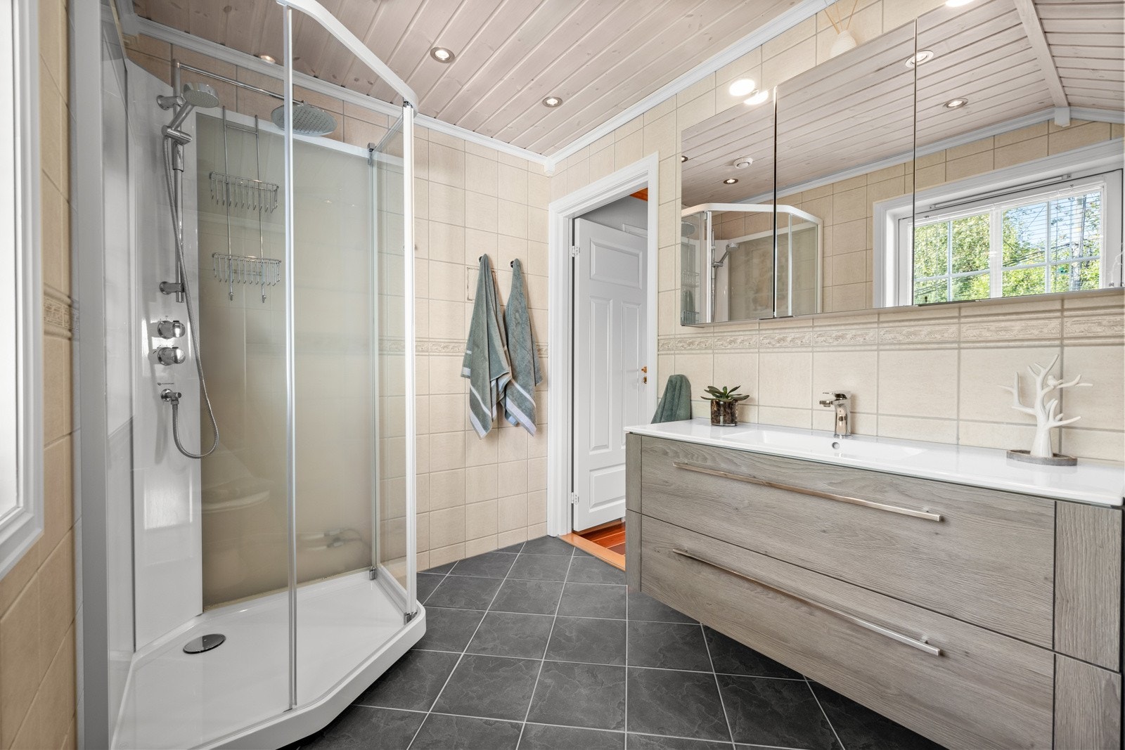 Badet er flislagt med nyere gulvfliser i 2019 og har innredning fra samme år. Galleribilde