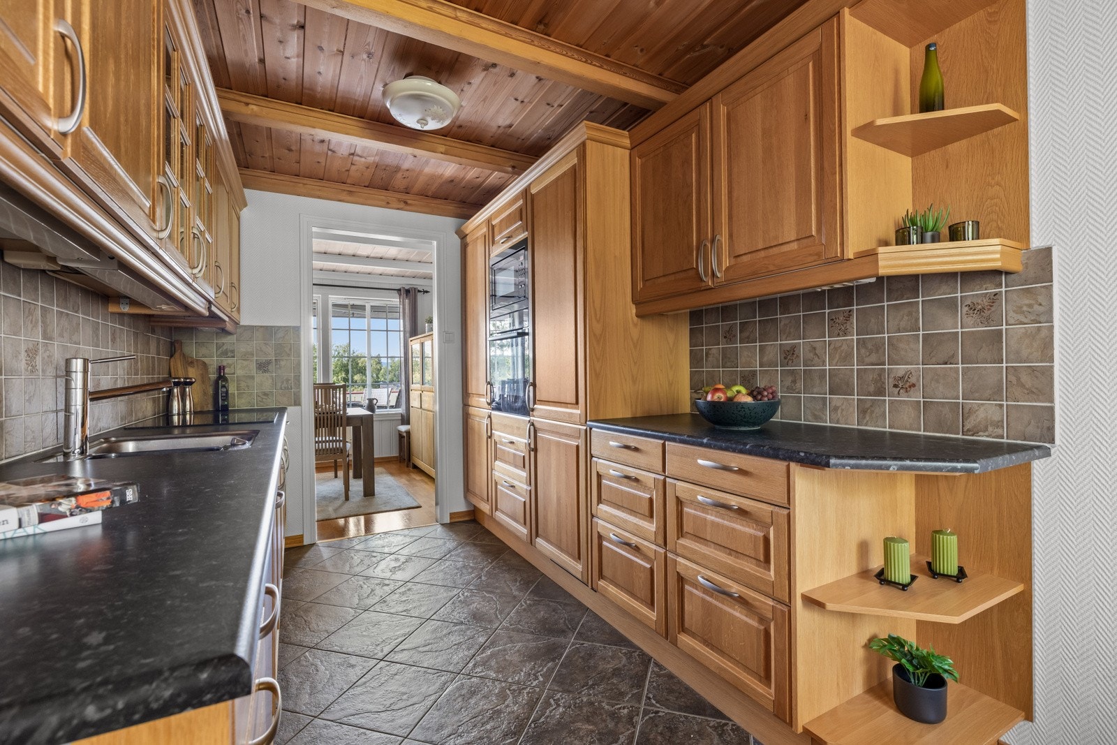 Boligens kjøkken ligger separat og har adkomst både fra entreen og i fra spisestuen. Galleribilde