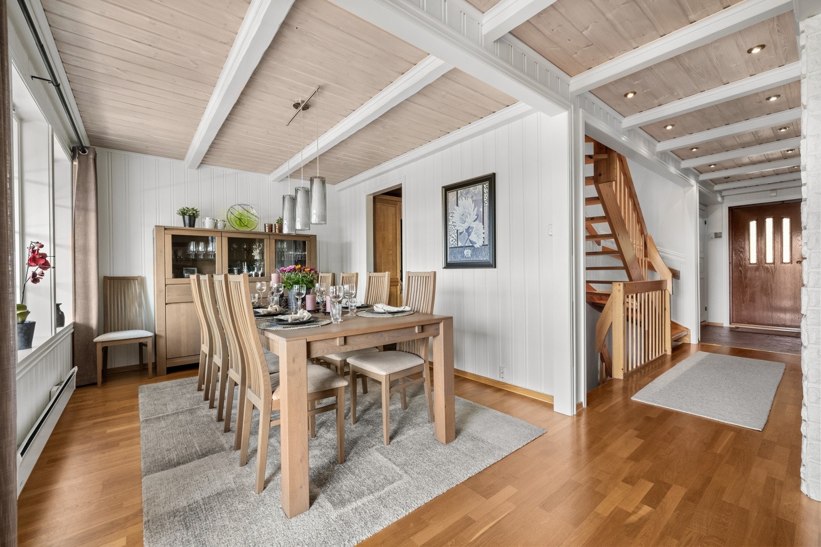 Plass til sofagruppe og spisebord i egne soner. Galleribilde