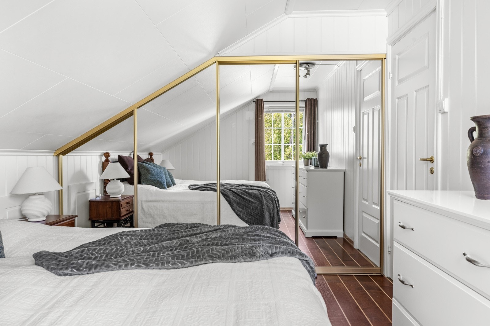 Plassbygget skyvedørsgarderobe med speilfronter. Galleribilde