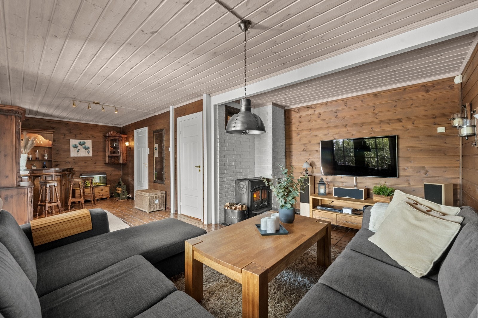 Stor TV-stue med peisovn i underetasjen. Rommet er i opprinnelige byggetegninger byggemeldt som disponibelt rom. Det er ikke søkt bruksendring til rom for varig opphold. Galleribilde