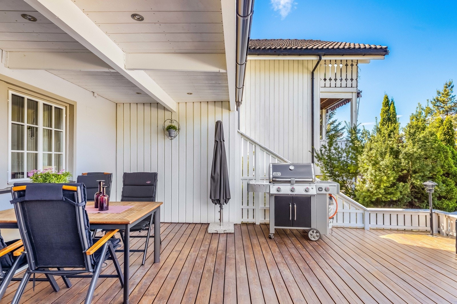 Terrassen over garasjene i med adkomst via stuen i u.etg. Galleribilde