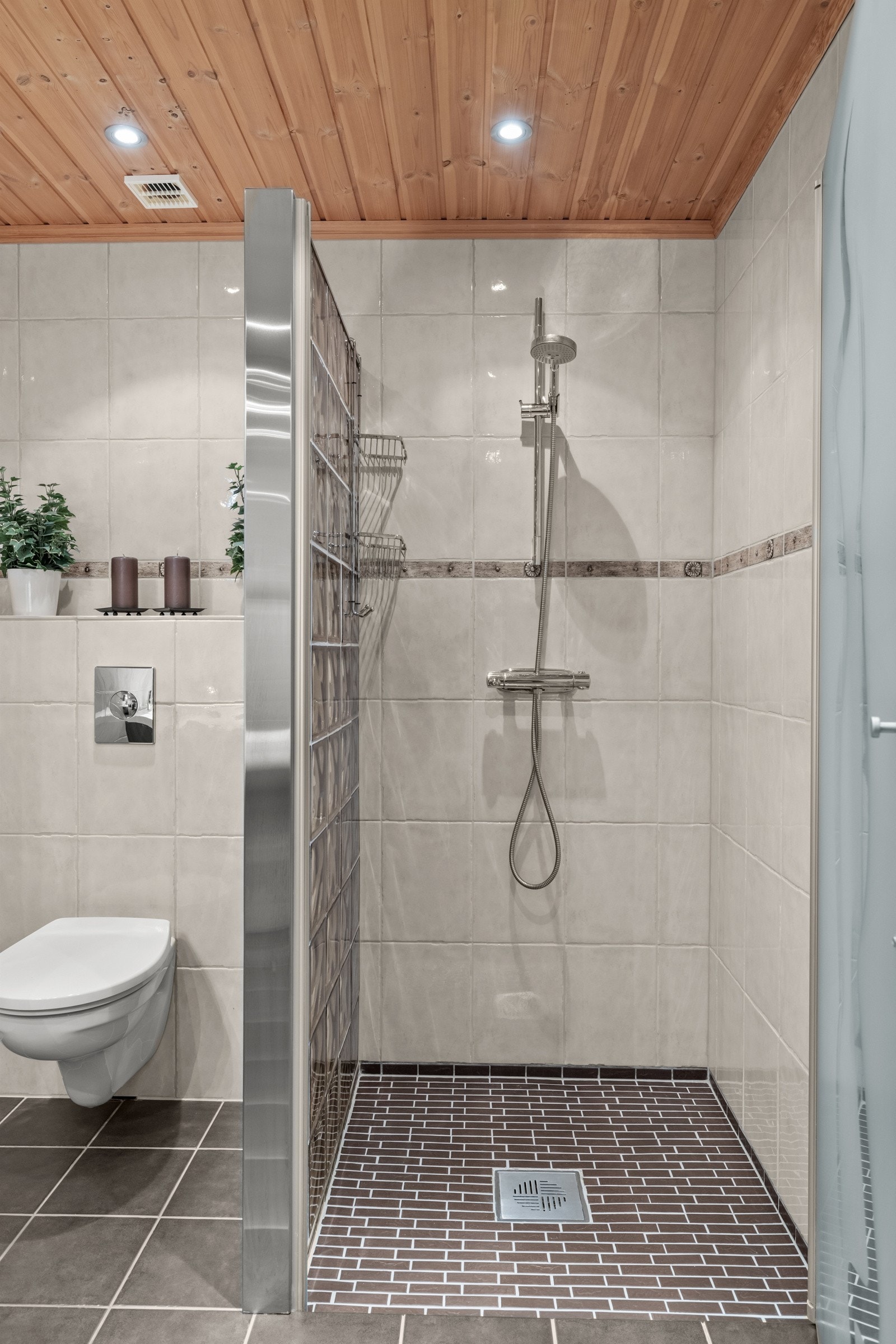 Romslig dusjnisje med glassbyggerstein. Galleribilde