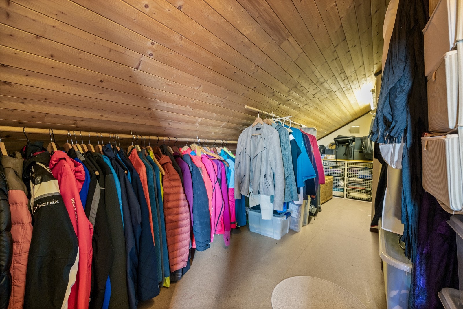 Stort kott i 2. etasje tilknyttet ett av soverommene. Her er det godt med lagringsplass til sko, klær, kofferter o.l. Galleribilde