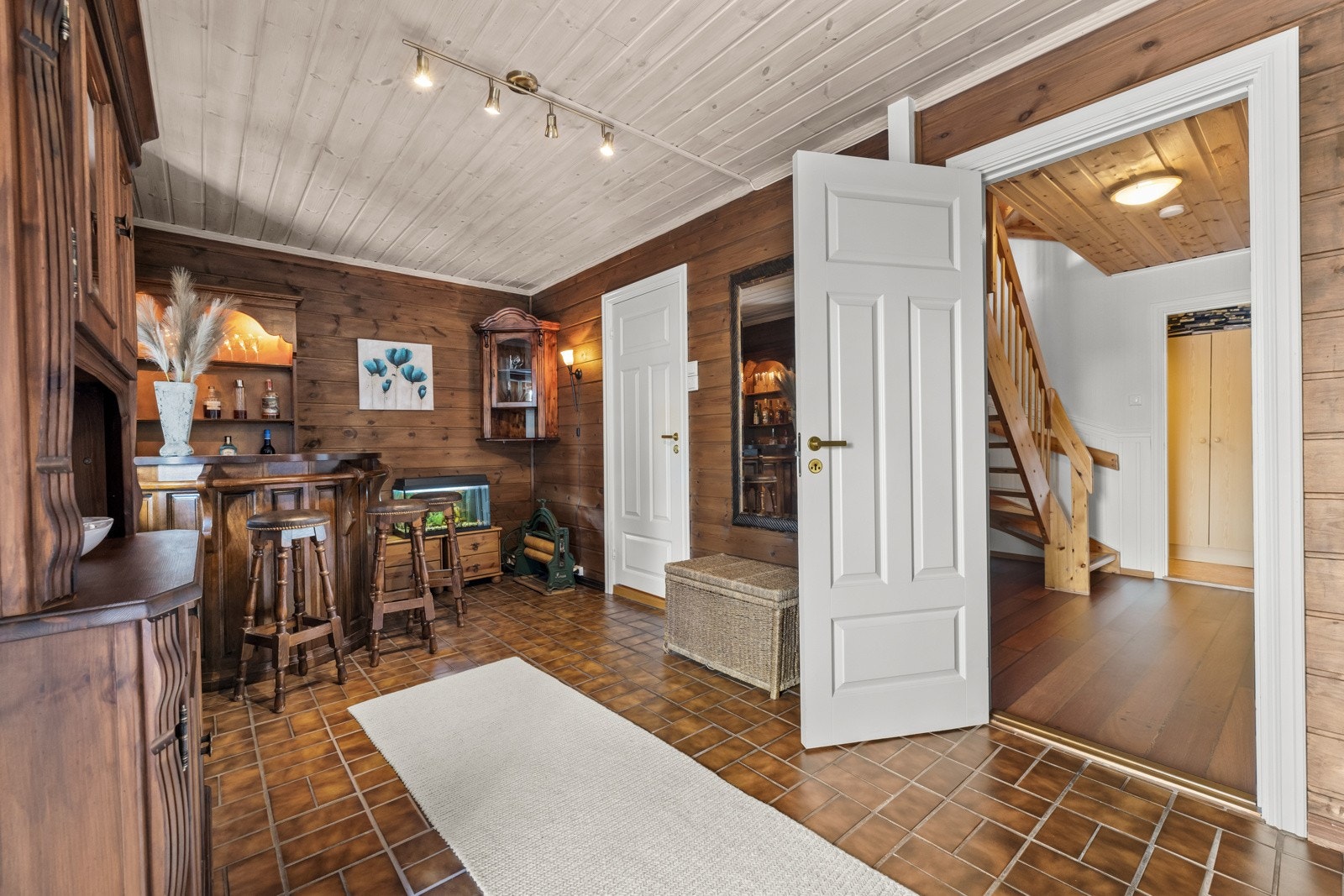 Stuen har i dag en sosial bar i hjørnet samt plass til en avslappende sofagruppe. Rommet er i opprinnelige byggetegninger byggemeldt som disponibelt rom. Det er ikke søkt bruksendring til rom for varig opphold. Galleribilde