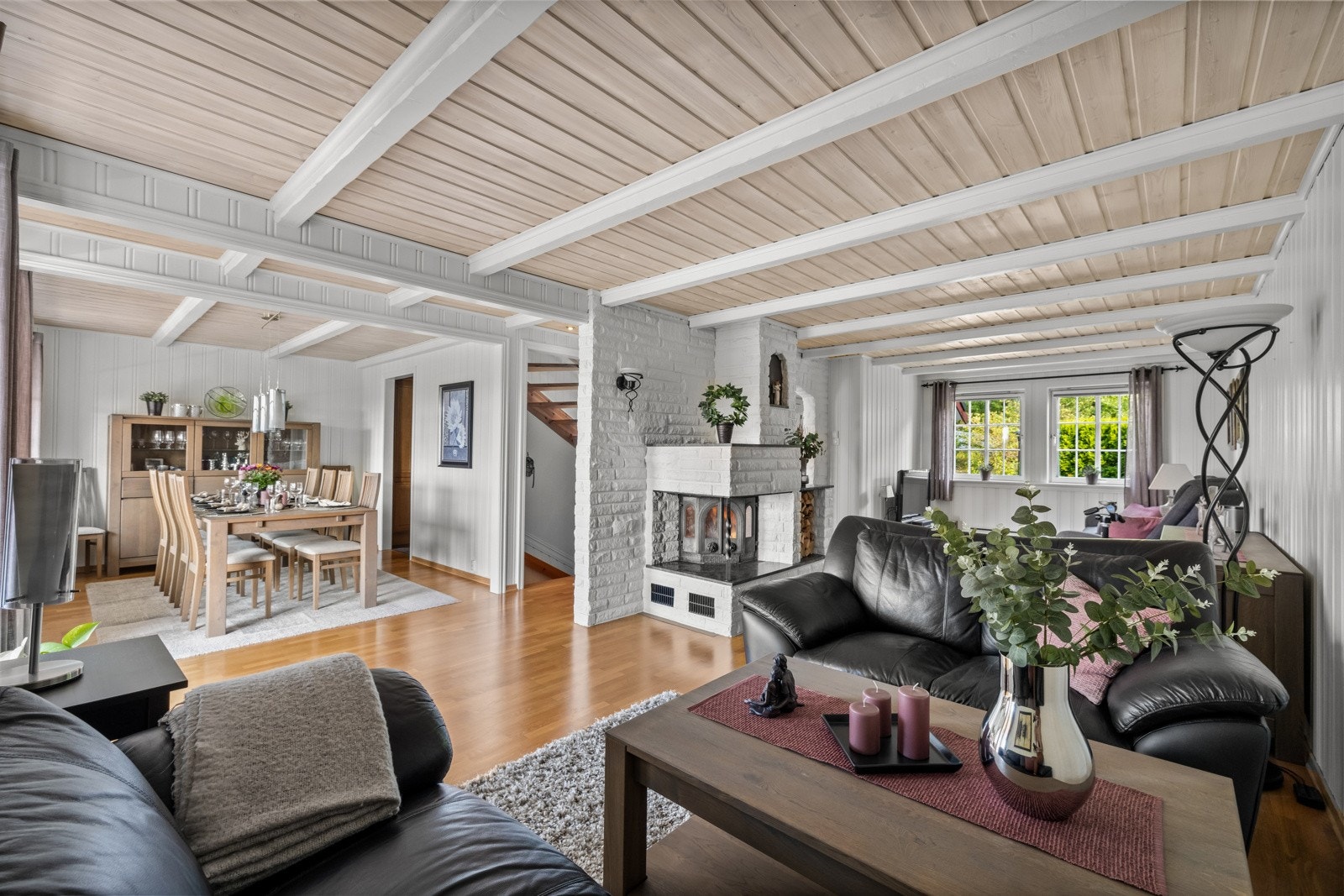 Romslig vinkelstue med peisovn. Galleribilde