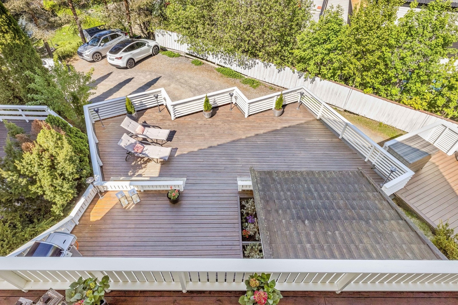 Stor solrik terrasse med mulighet for flere forskjellige soner. Denne terrrassen er på hele 65 kvm. Galleribilde