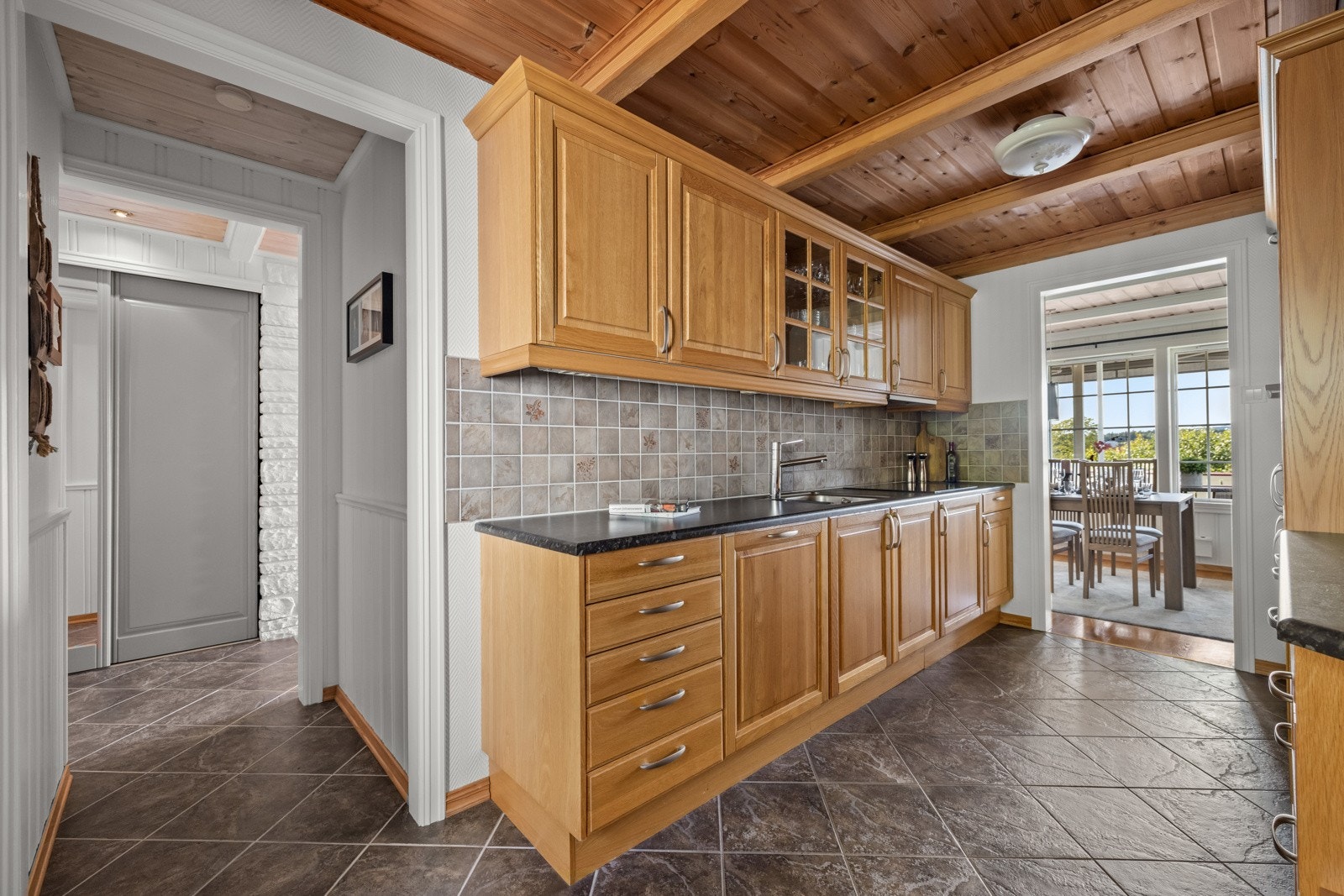 Fliser både i inngangspartiet og på kjøkkenet. Galleribilde