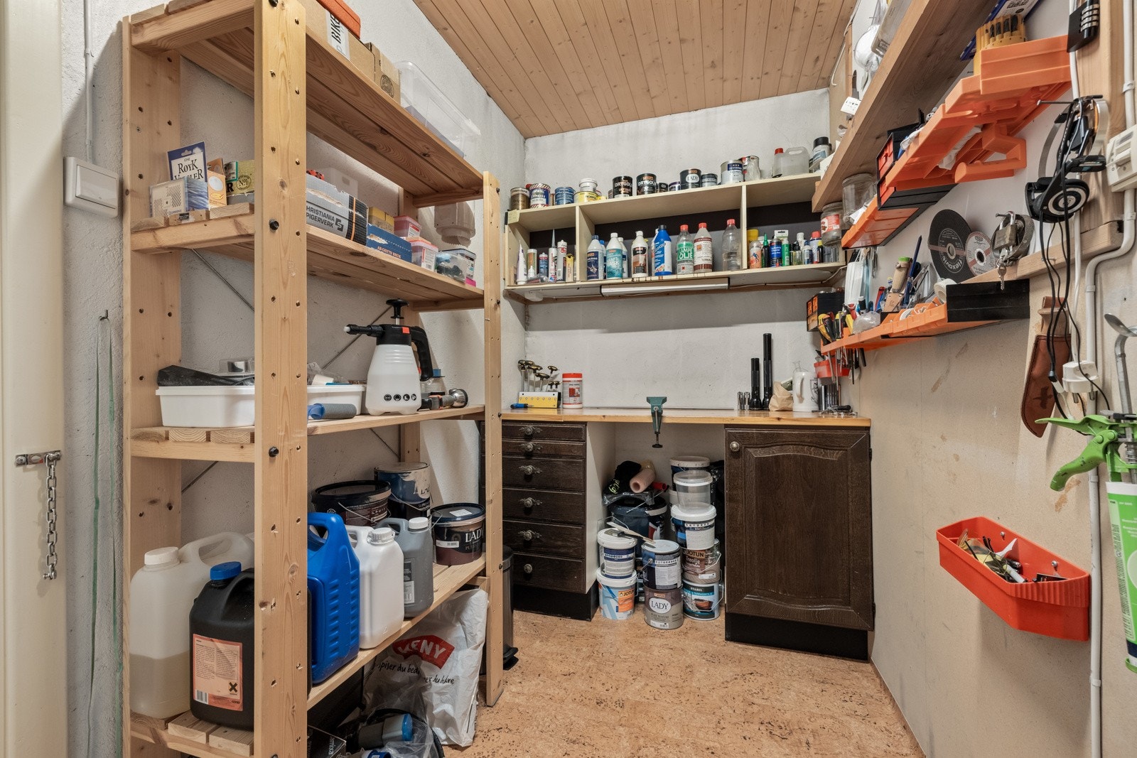 Godt med oppbevaringsplass i flere boder og kott. Galleribilde