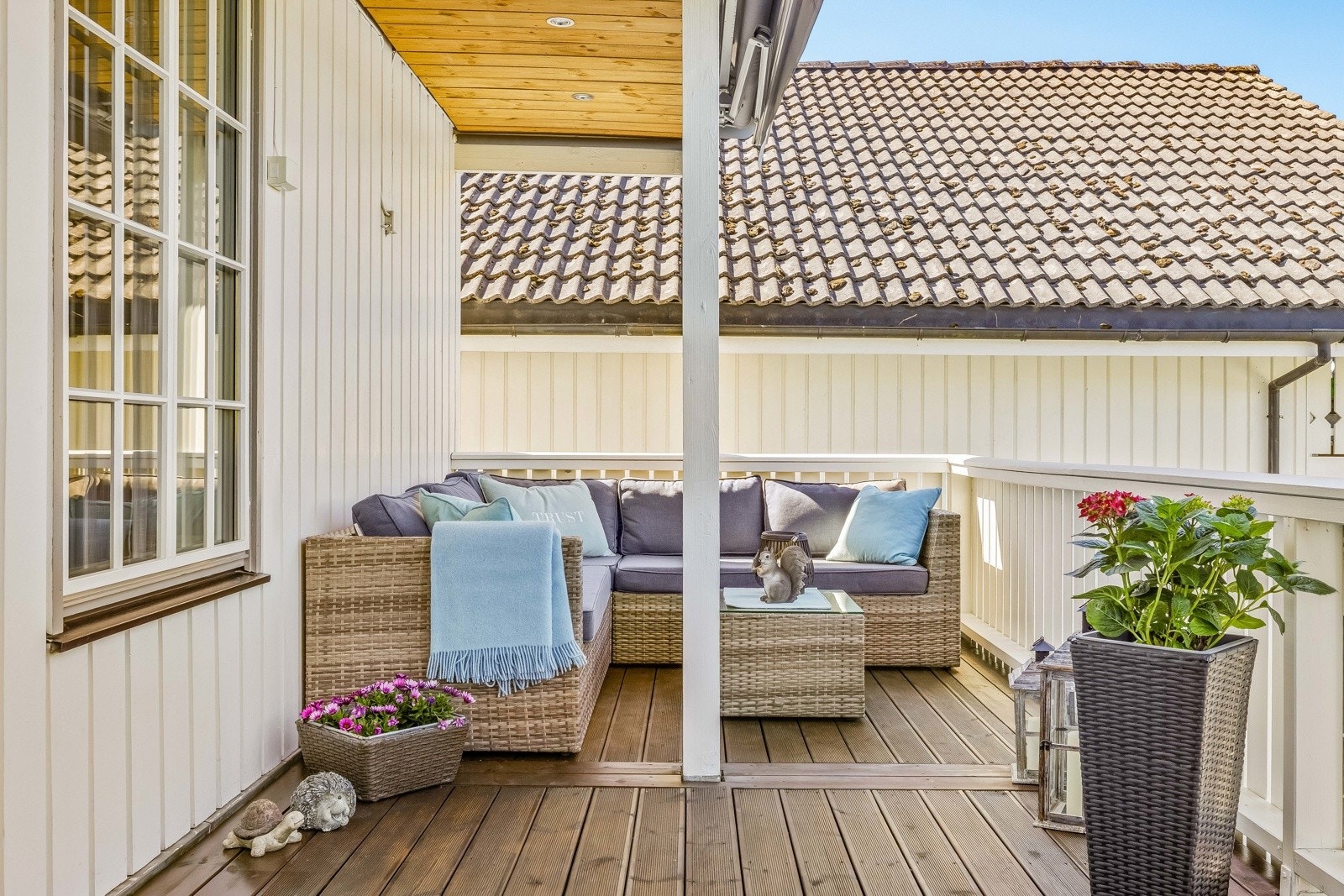 Overbygget og herlig uteplass med terrassemarkise. Adkomst fra stue og kjøkken i midtetasjen. Galleribilde