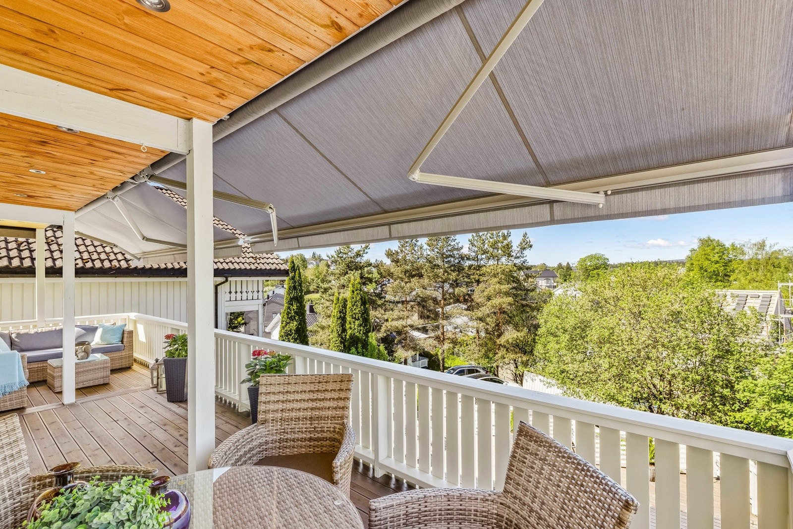 Terrassen har en flott terrassemarkise som kan skjerme mot solen på de varmeste sommerdagene. Galleribilde