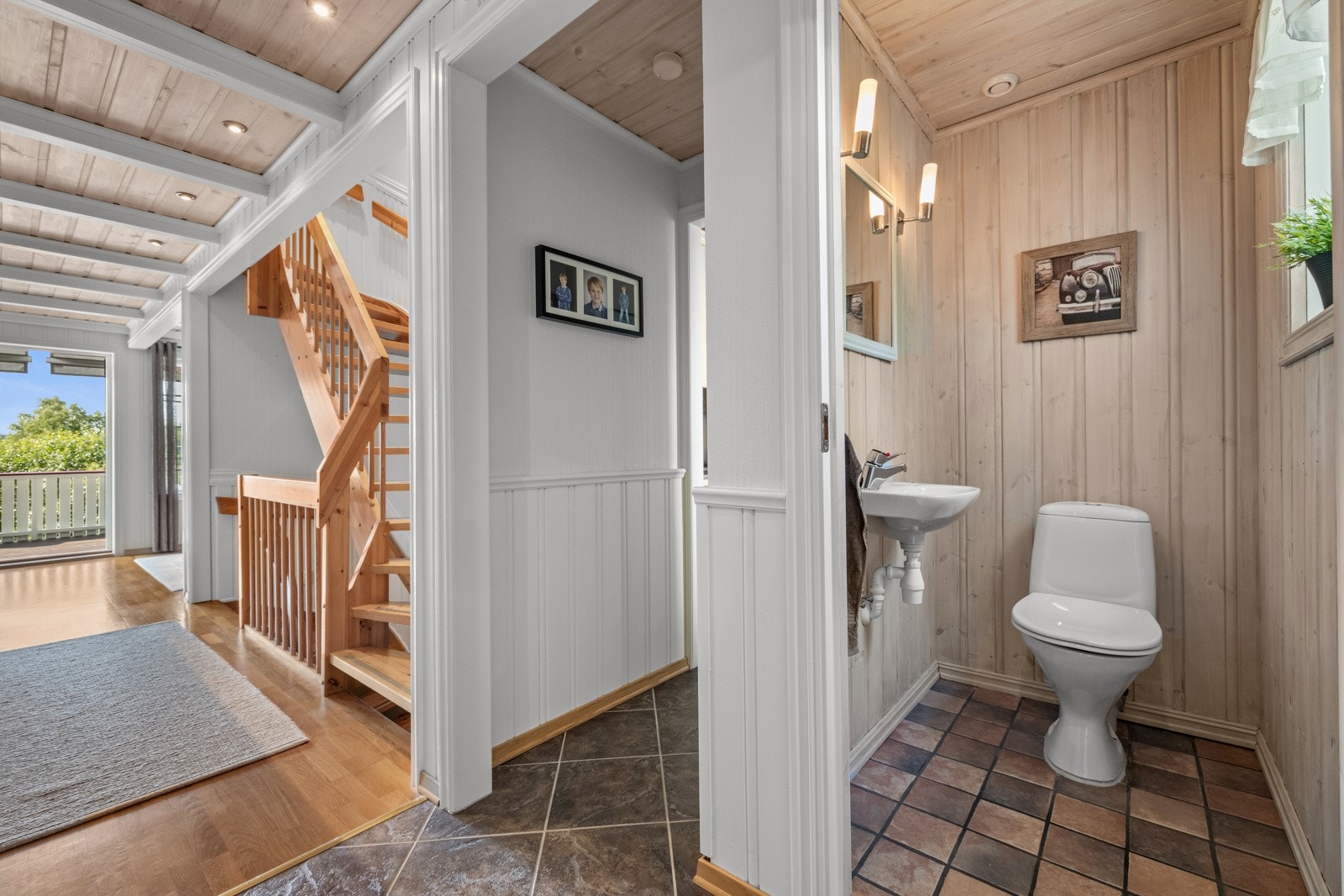 Separat toalett ved entreen. Galleribilde