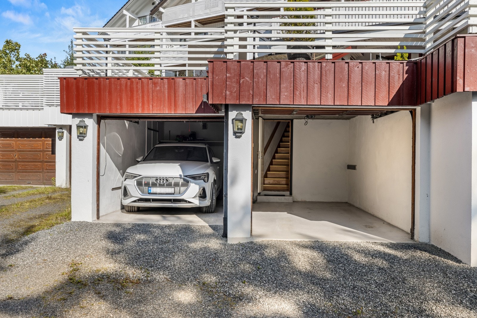 2 stk garasjer følger boligen. I tillegg gjesteparkering på felles tomt. Innvendig trapp fra garasjen til huset. Galleribilde
