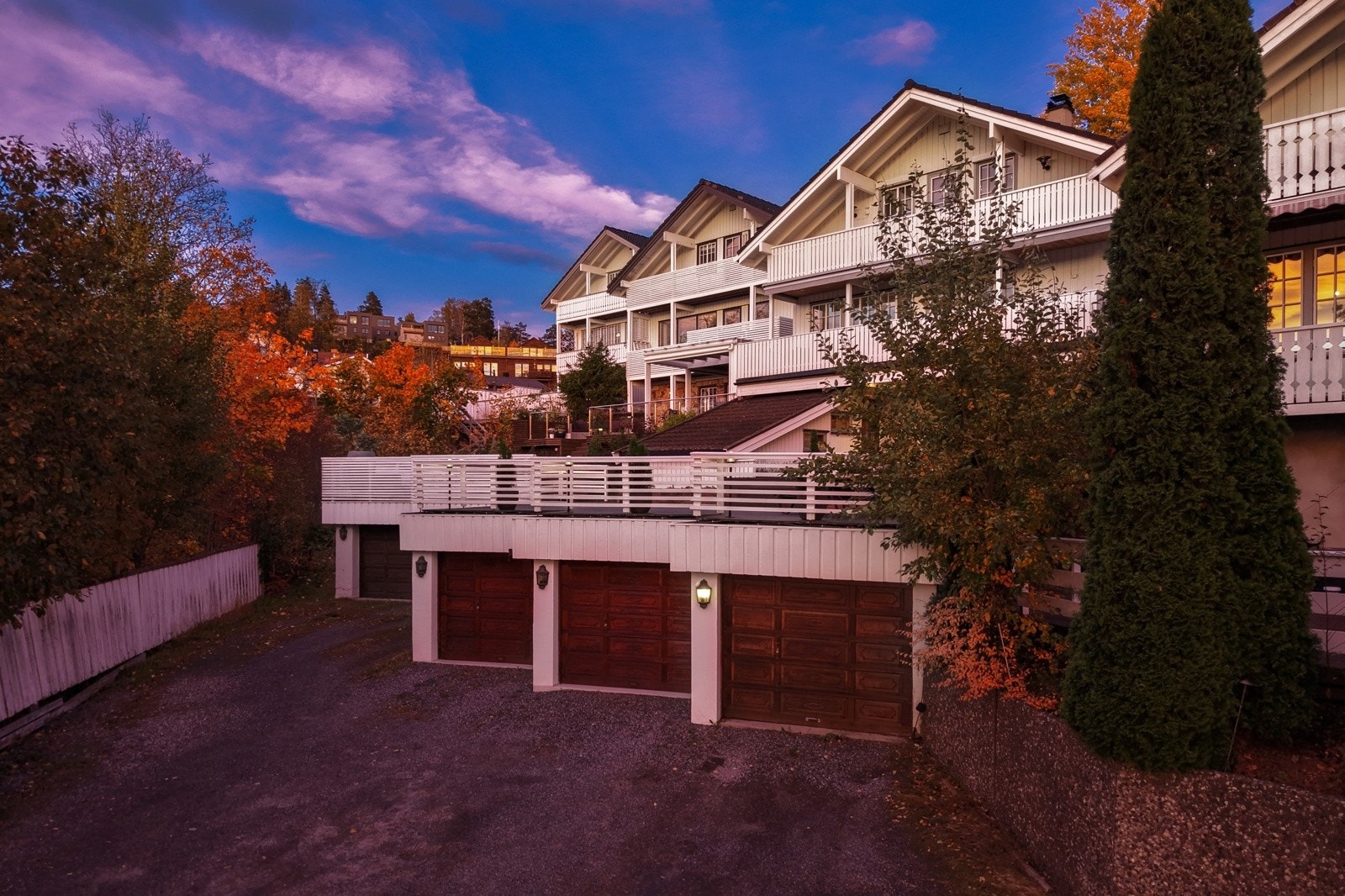 To garasjer følger boligen i tillegg til felles utvendig gjesteparkering. Galleribilde