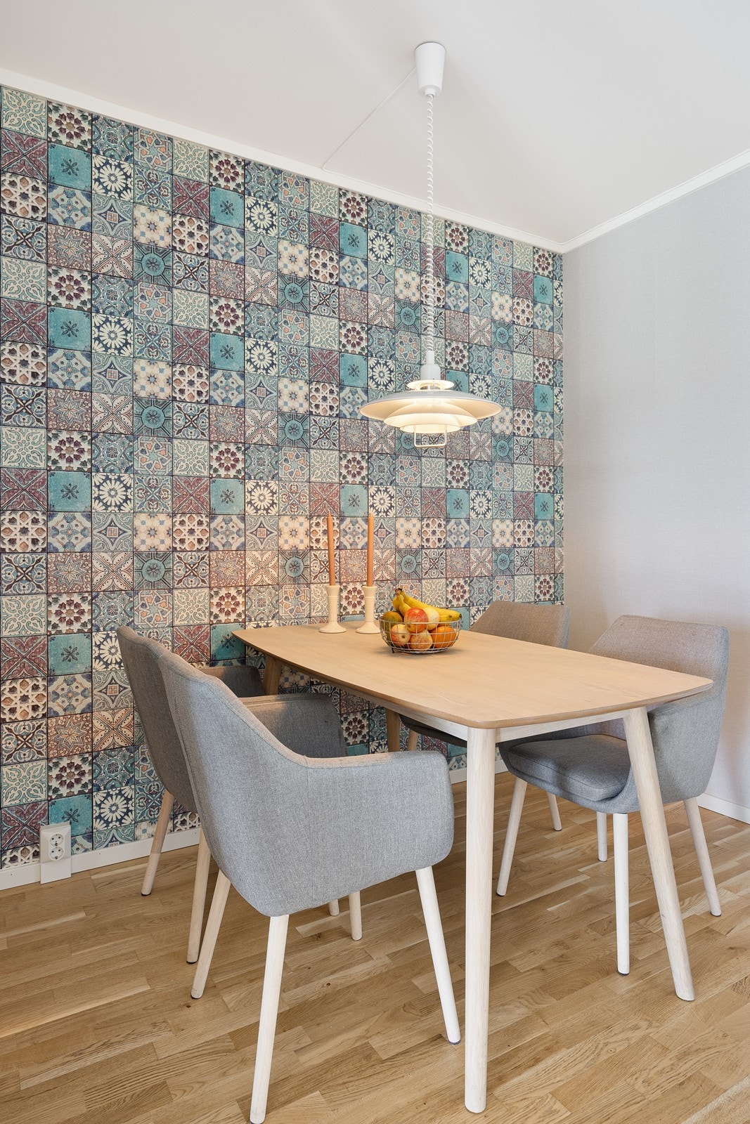 Spiseplass i kjøkken med spenstig tapet på en vegg. Galleribilde