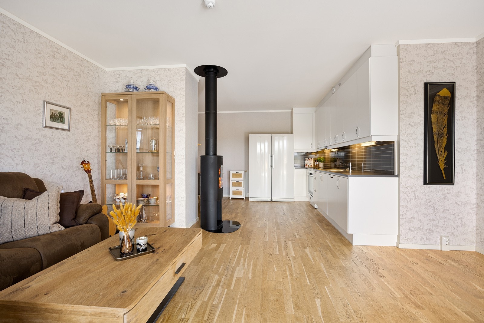 Stue og kjøkken/spisestue i en moderne åpen planløsning. Galleribilde