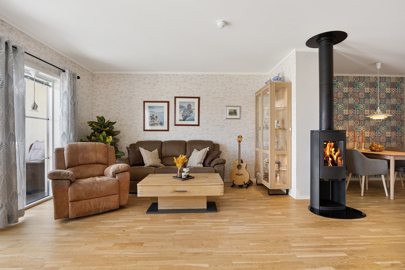 I stuen er det en peisovn for vedfyring. Galleribilde