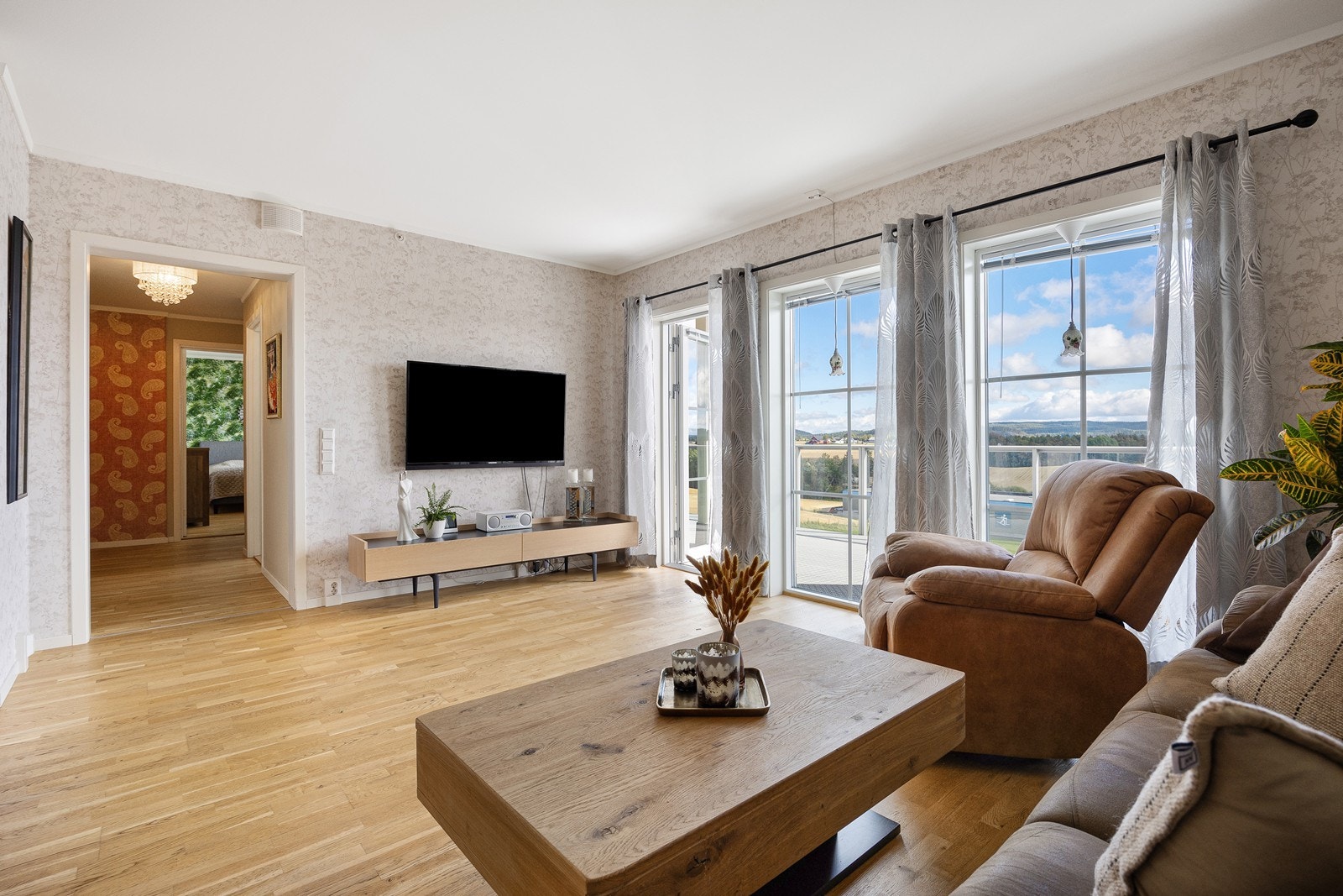 Stuen har god plass til sofamøblement og tv benk. Galleribilde