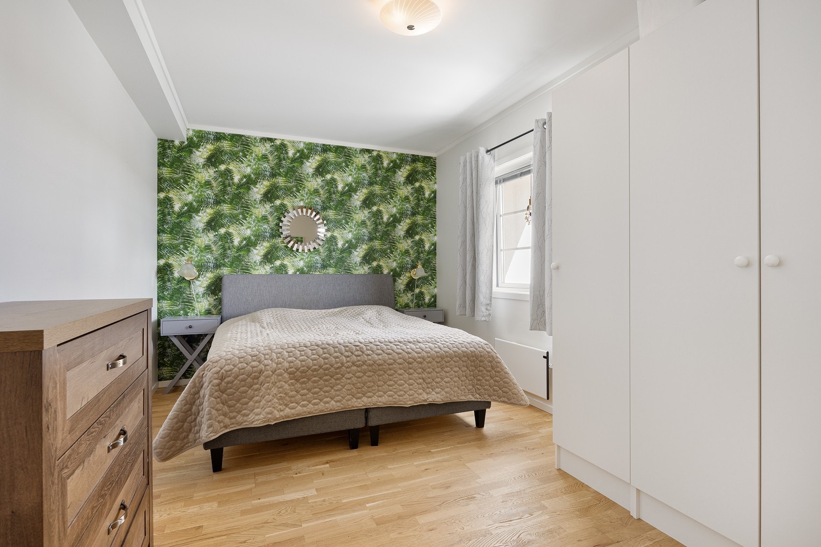 Hovedsoverom av god størrelse med tilhørende garderobeskap. Galleribilde