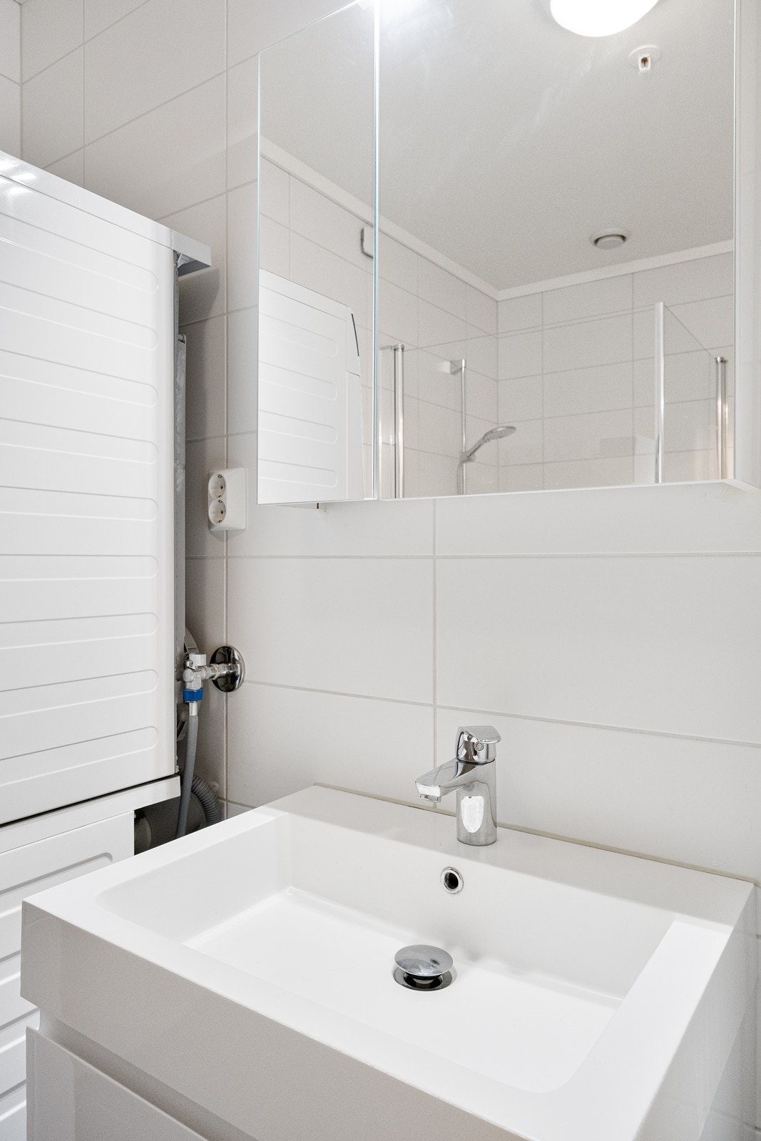 Badet er innredet med servant i baderomsinnredning, speilskap, dusjhjørne og vegghengt toalett. Opplegg for vaskemaskin og tørketrommel på bad. Galleribilde