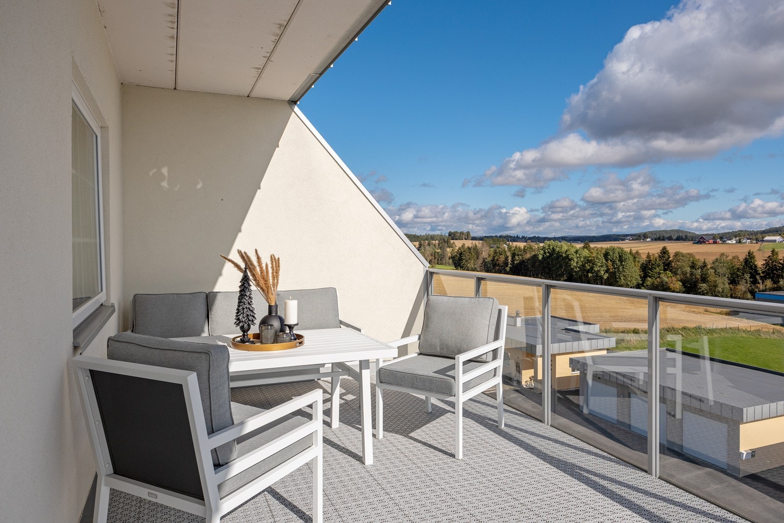 Koselig skjermet uteplass hvor sommeren kan nytes til det fulle. Galleribilde