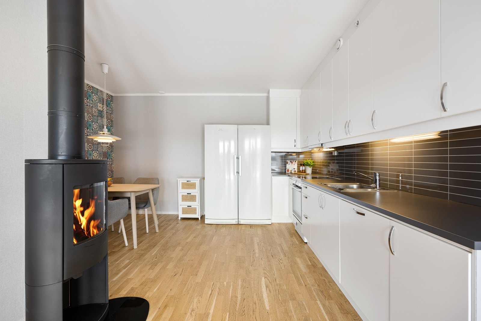 Fint kjøkken med god skap- og benkeplass, samt plass til spisebord. Galleribilde