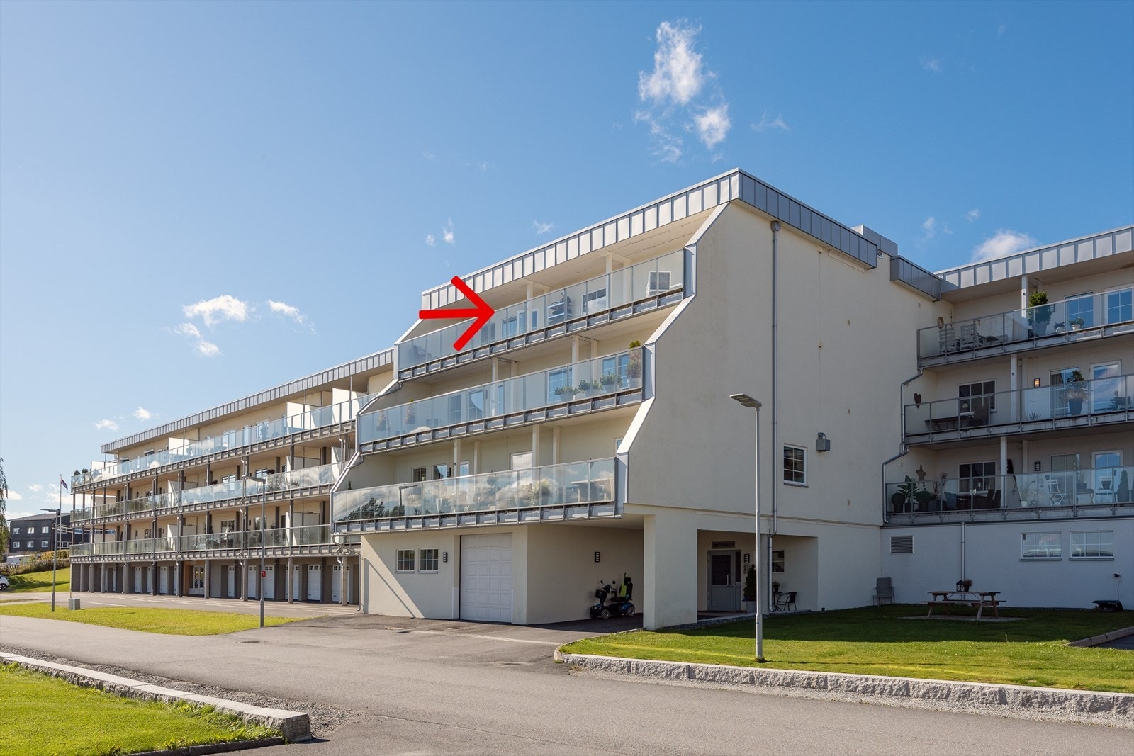 Leiligheten er beliggende i bygningens øverste etasje. Galleribilde