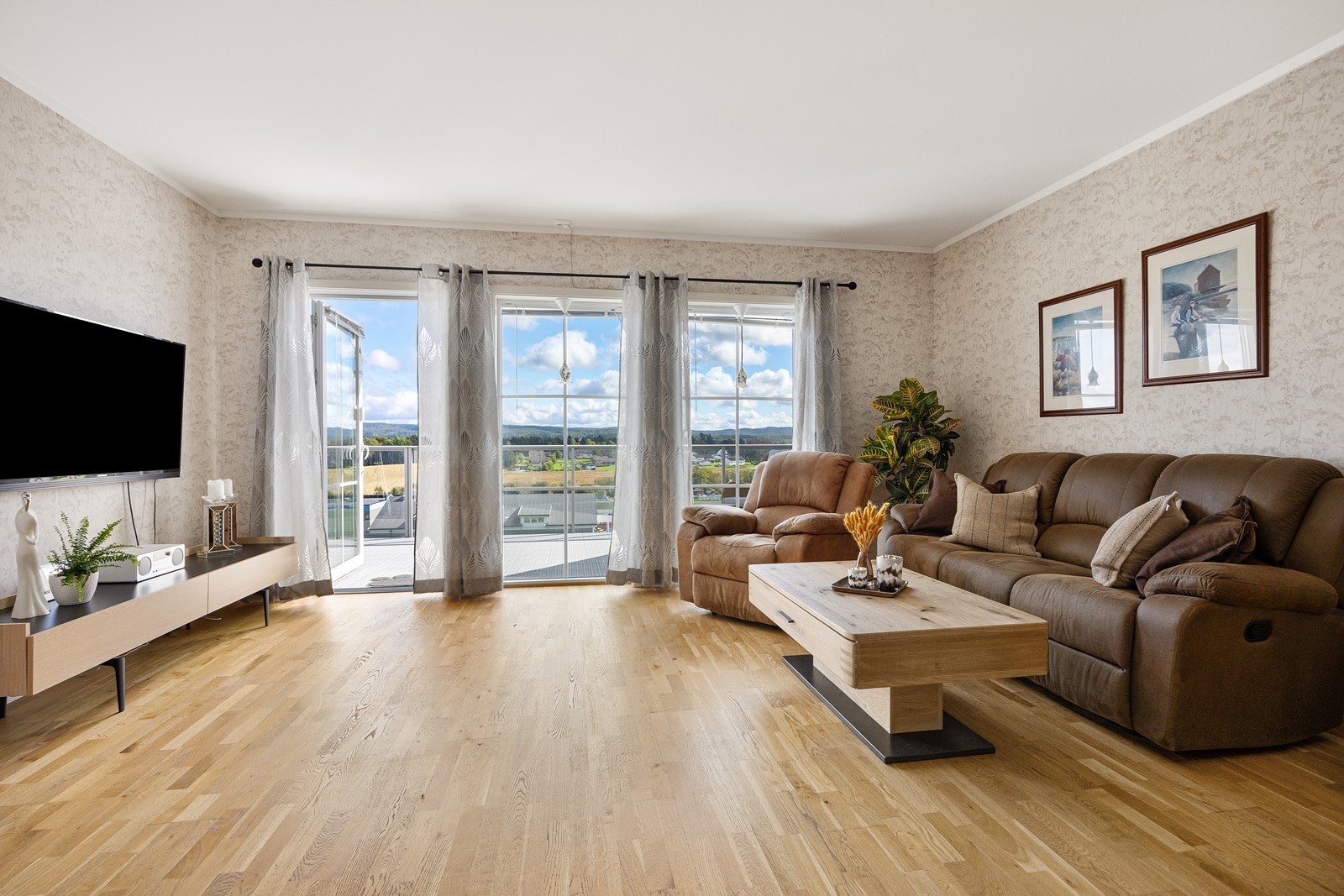 Lys og trivelig stue med fint utsyn over nærområdet. Galleribilde