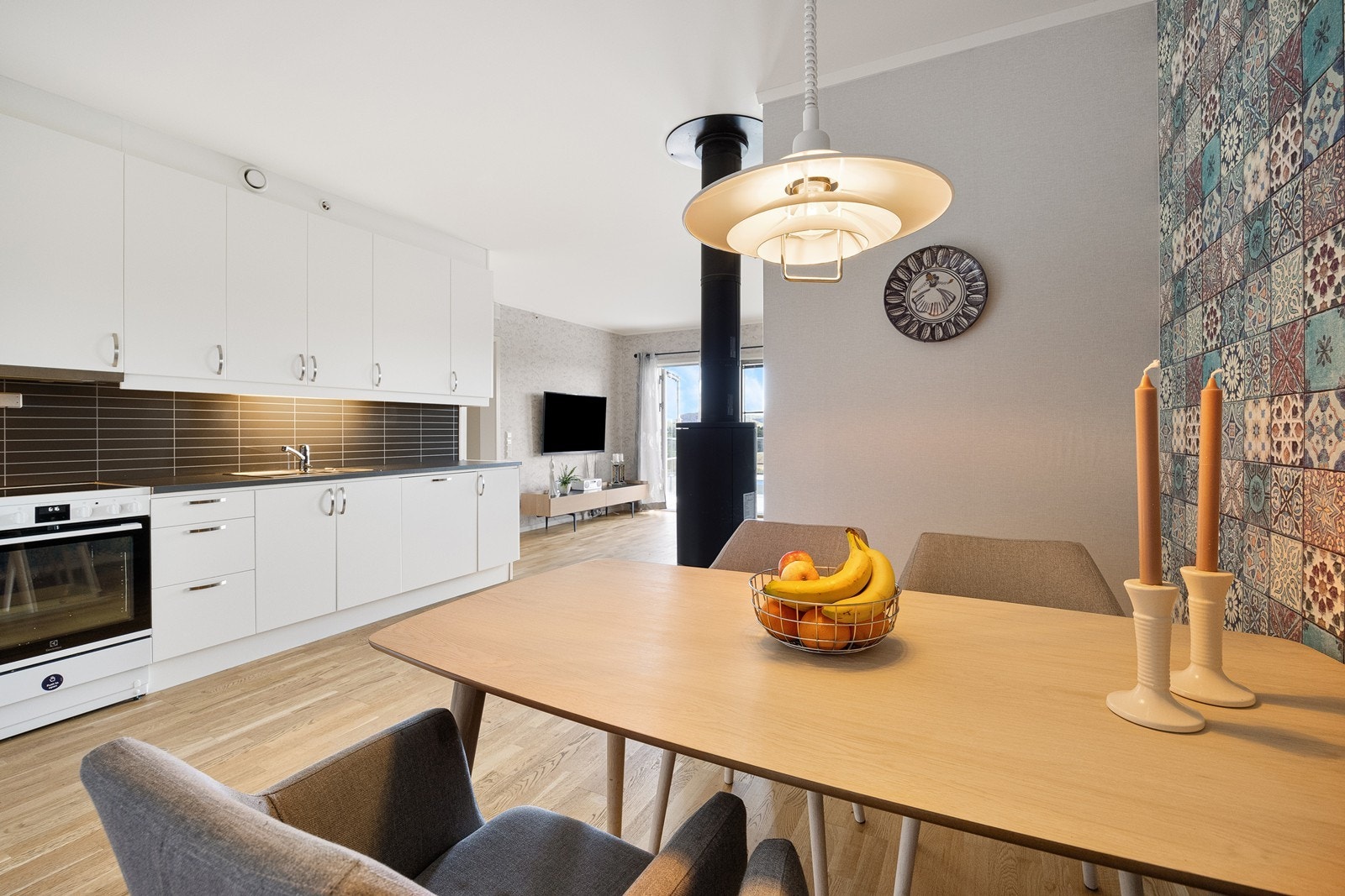 Kjøkkeninnredningen har hvite, glatte fronter og laminert benkeplate. Det er integrert oppvaskmaskin og ellers avsatt plass til frittstående komfyr og kjøl- og fryseskap. Galleribilde