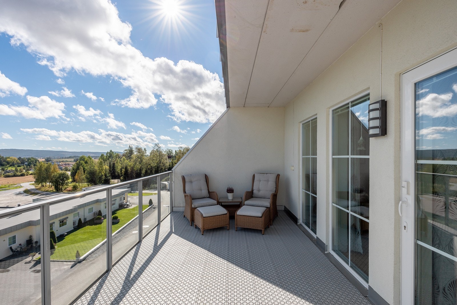 Leiligheten har utgang fra stuen til en romslig, delvis overbygget balkong på ca. 41 kvm. Galleribilde