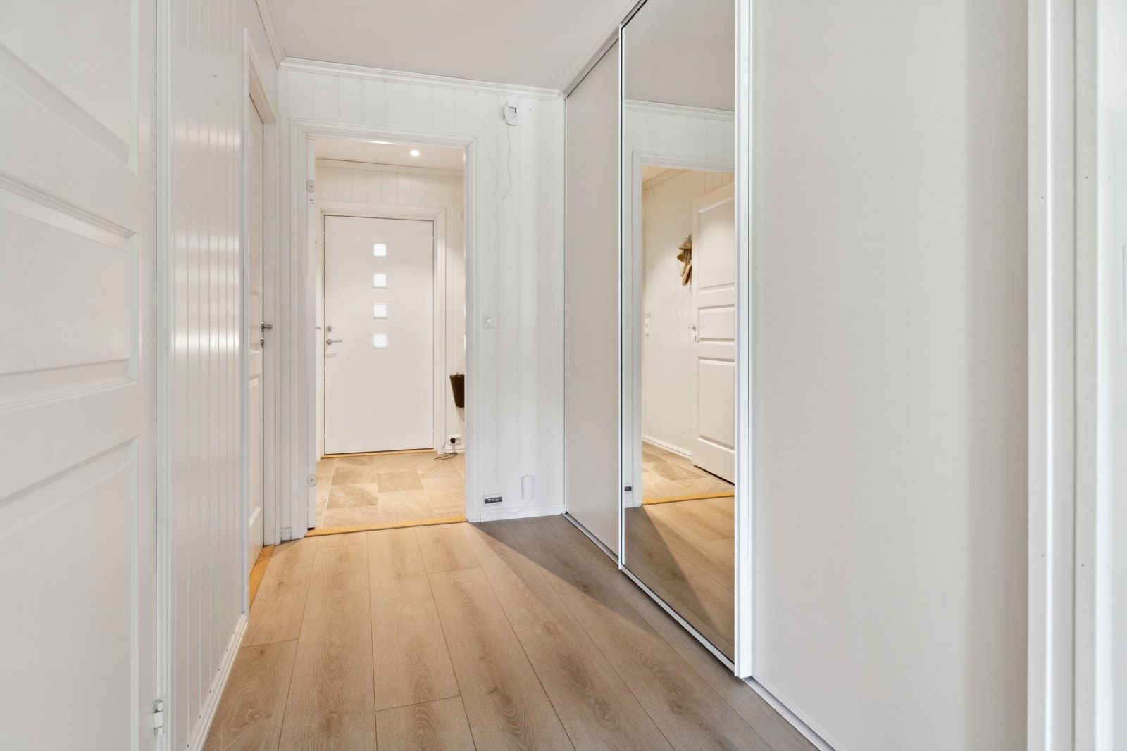 Gang med skyvedørsgarderobe. Inngang til soverommene og bad. Galleribilde