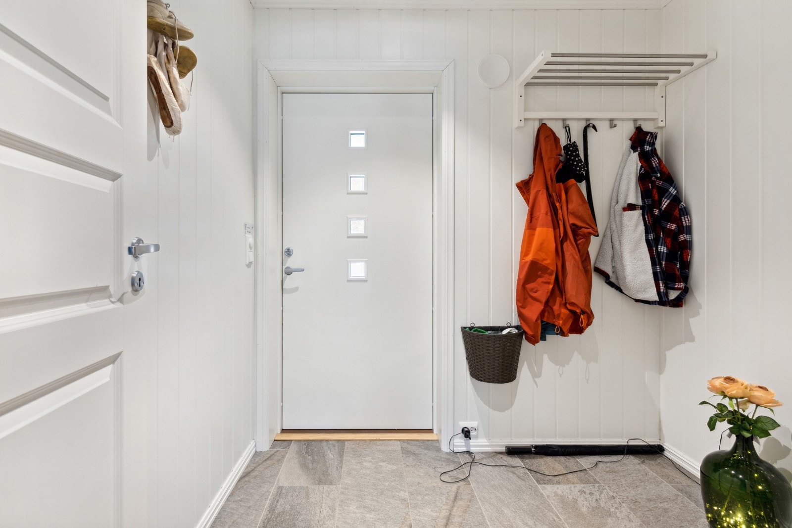 Flislagt entré med gulvvarme. Downlights i tak. Galleribilde