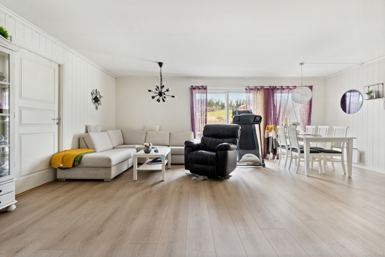 PrivatMegleren v/Torstein Nordby har gleden av å presentere denne flotte leiligheten beliggende i et landlig og stille område på Frosta. Moderne og pen standard fra 2015 (bygning opprinnelig fra 1976, men ble bygget om til leiligheter i 2015). Galleribilde