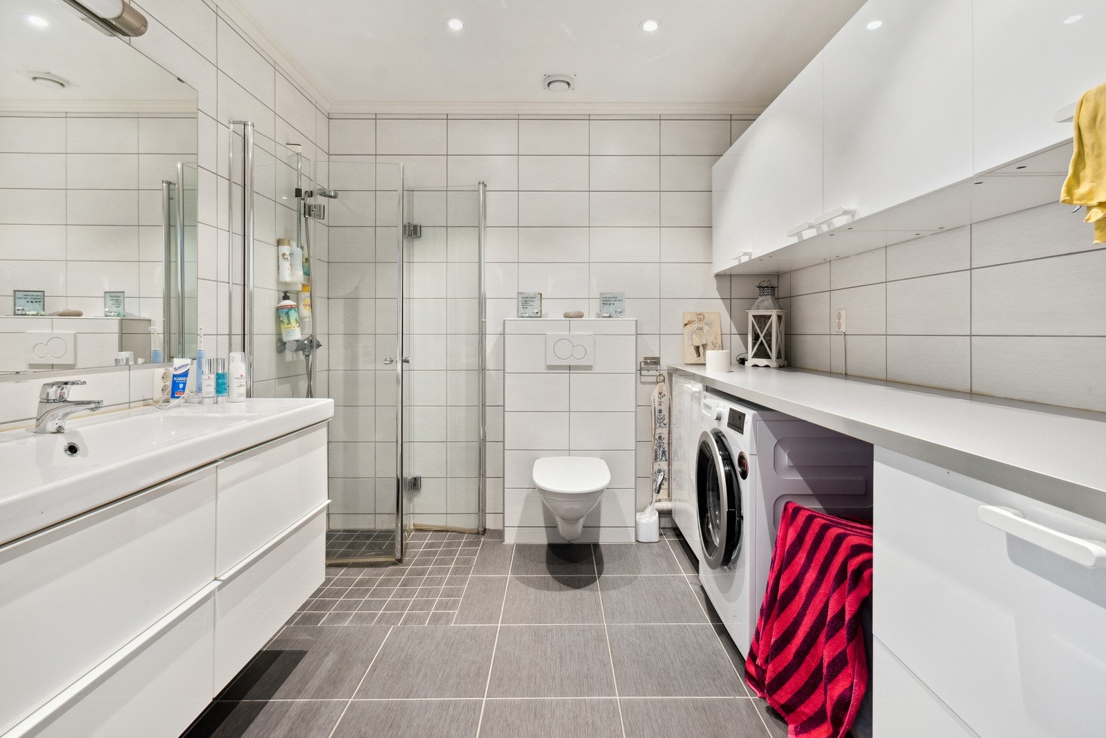 Delikat flislagt bad med spotter i tak og gulvvarme. Galleribilde