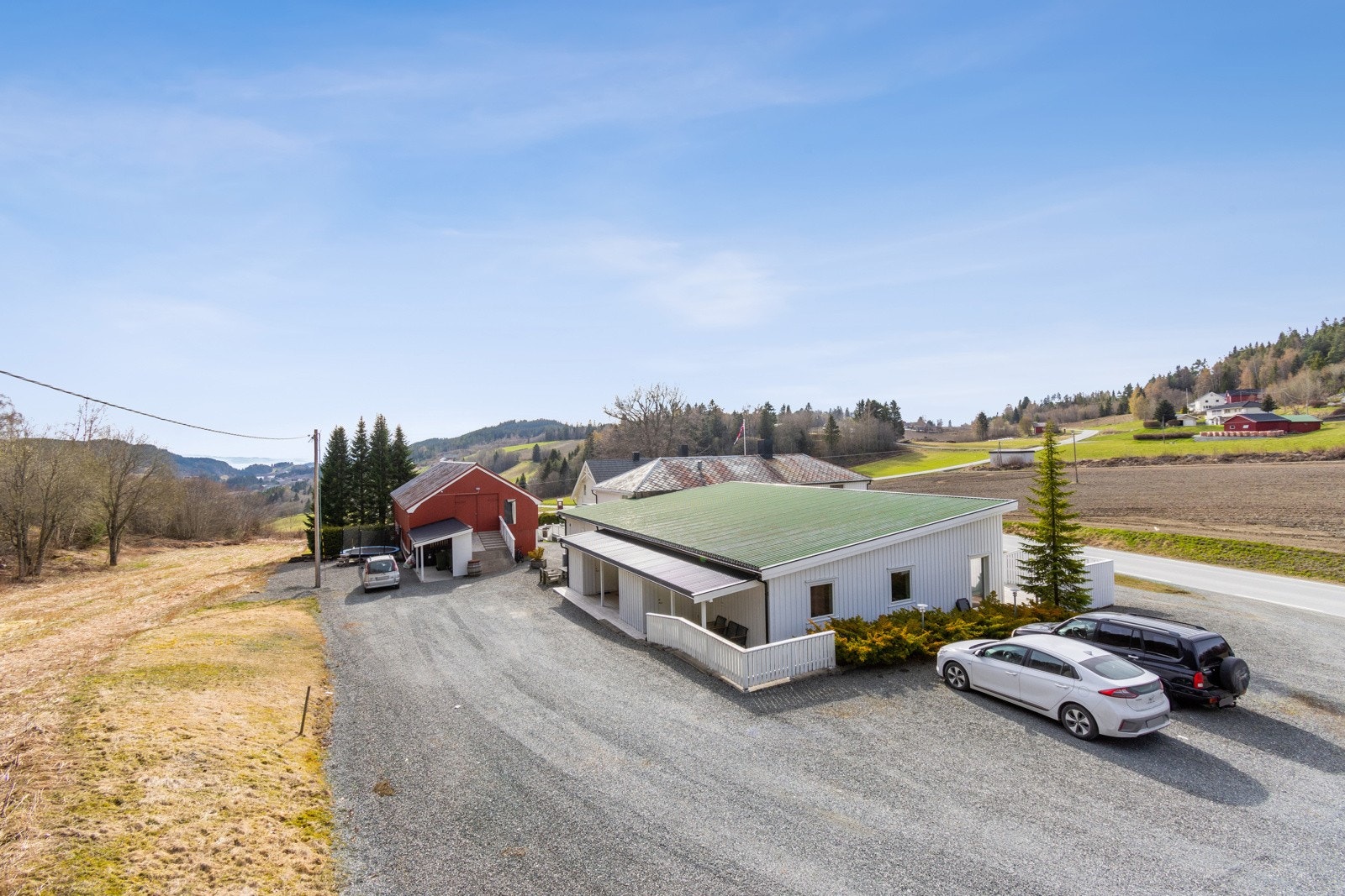 Parkering rett utenfor. Leiligheten ligger landlig og fint til på Frosta, ca. 5,5 km fra sentrum. Dette er rolige omgivelser i nærheten av naturen og Hovdalsvatnet ligger kun et par kilometer fra eiendommen. Galleribilde