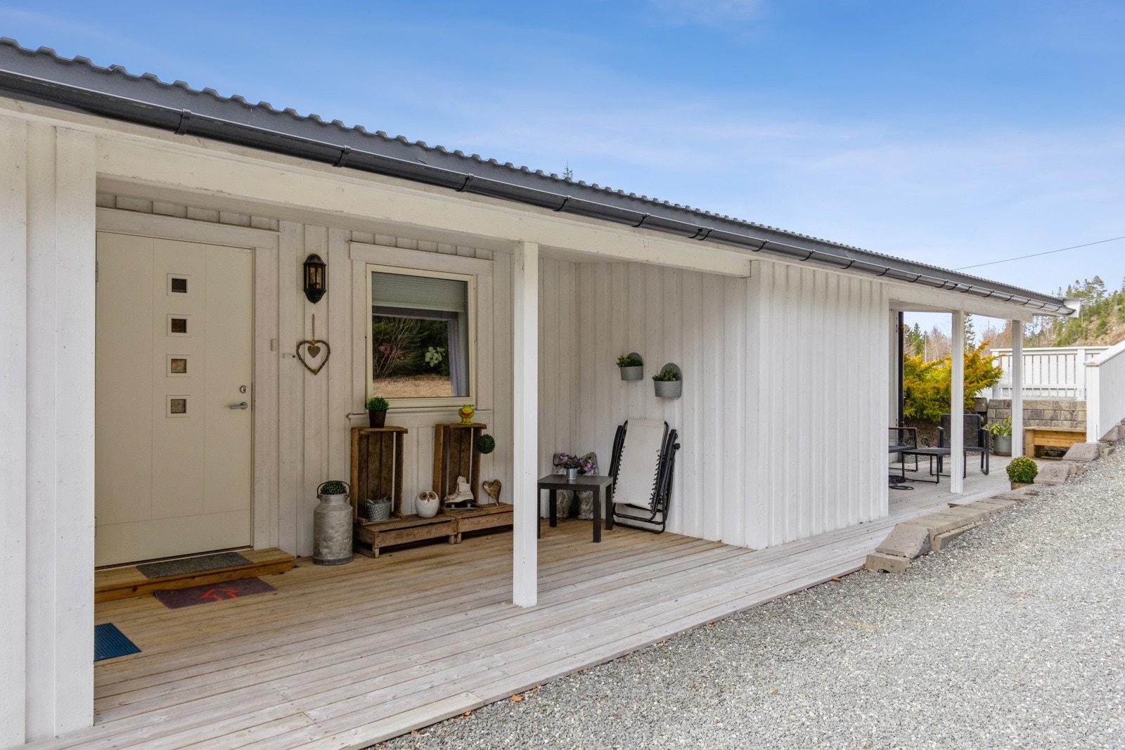 Takoverbygget inngangsparti med terrasse. Som gjør at man har uteplass på begge sider av leiligheten. Galleribilde