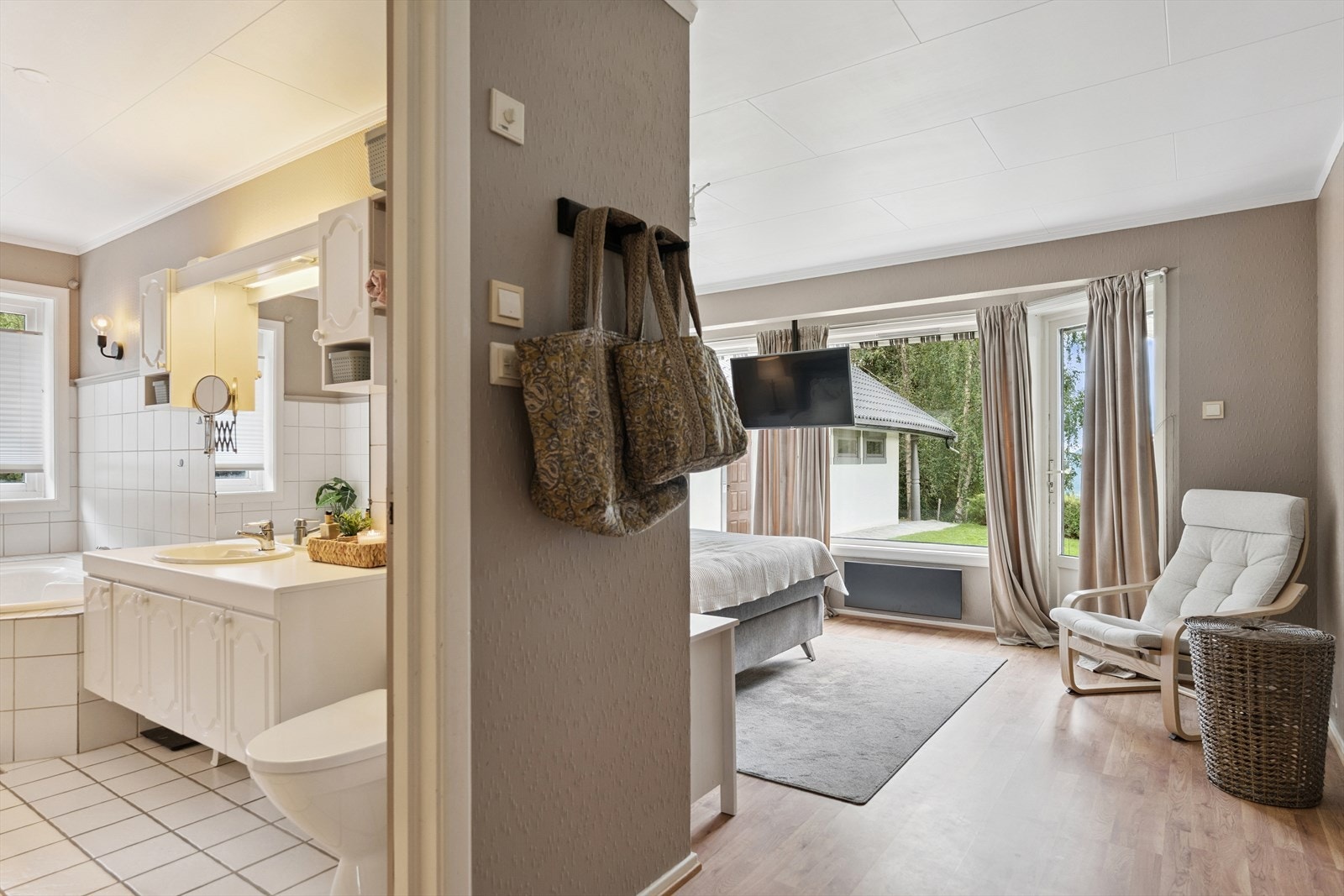 Hovedsoverommet er lyst og luftig med store vinduer og pen skyvedørsgarderobe. Her er det utgang til terrasse og det er direkte adkomst til bad. Galleribilde