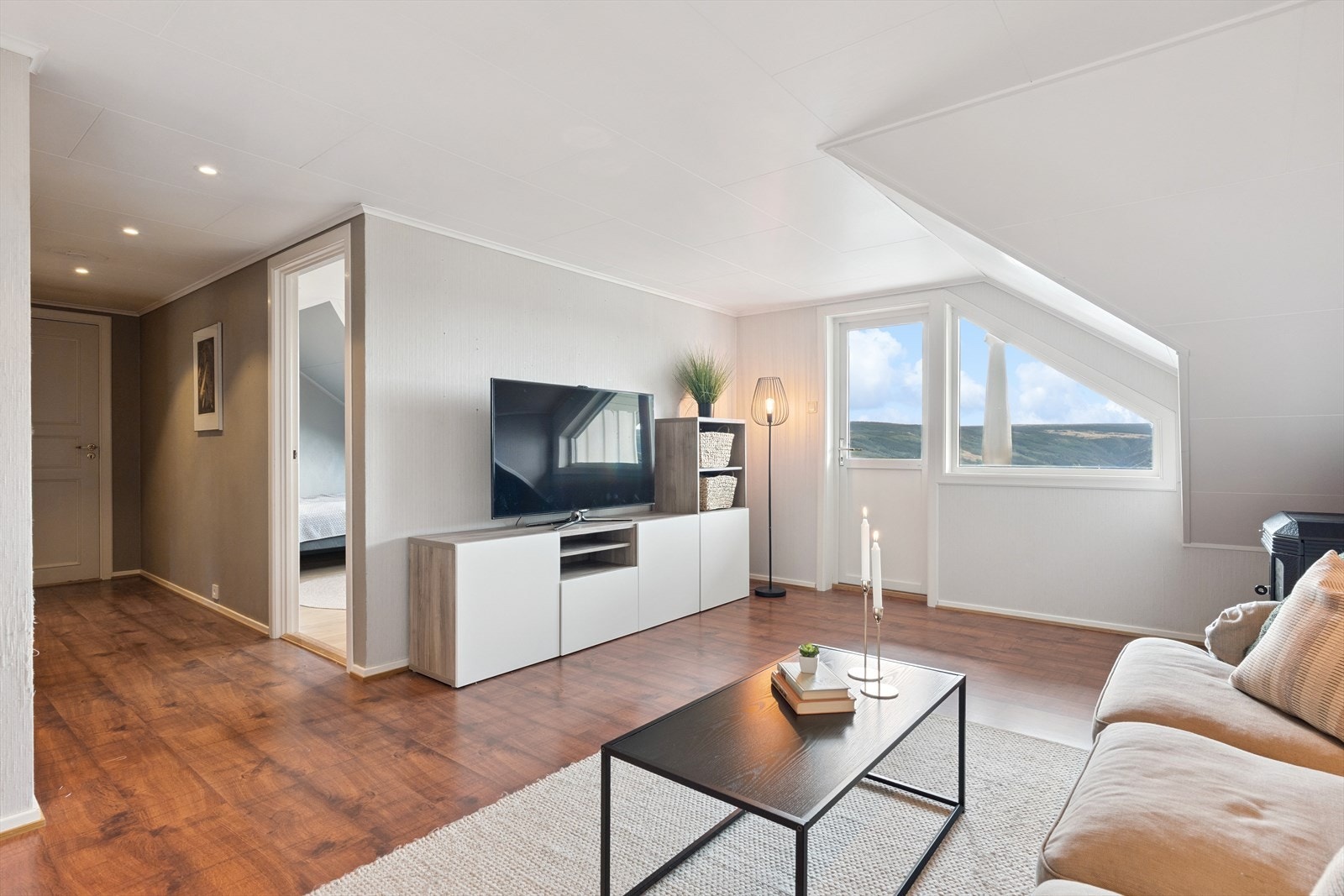 Det er også utgang til den ene verandaen fra den koselige loftsstua. En stue som trolig vil brukes flittig av barn og unge. Galleribilde