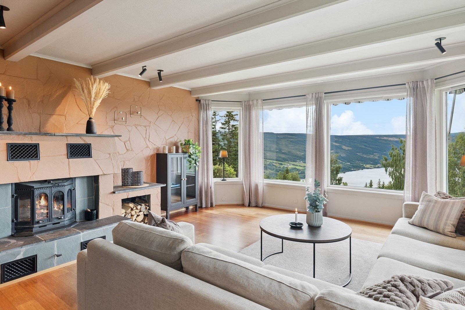 I boligen er det flere stuer med peis - perfekt for hygge året rundt. Galleribilde