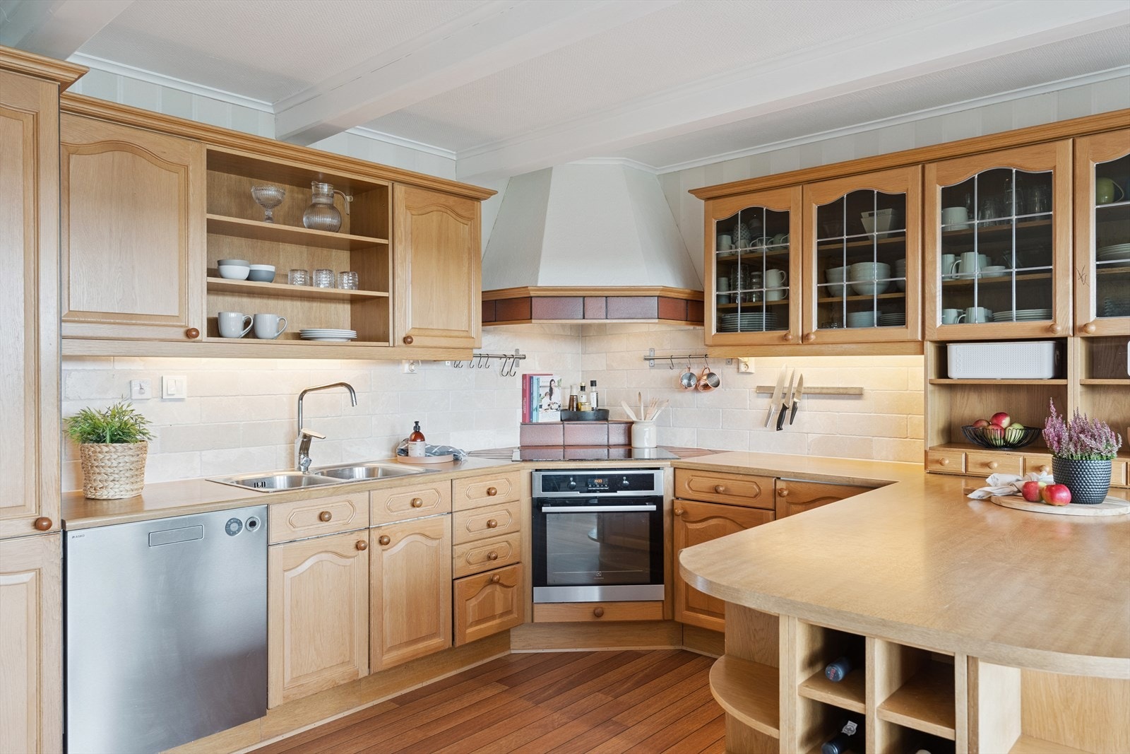 Kjøkkenet har danskprodusert kjøkkeninnredning med fronter av heltre eik, og hvor alle hvitevarer er integrert. Galleribilde