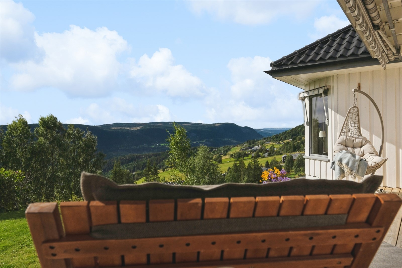 Her kan en nyte solen fra tidlig morgen til sent på kveld året rundt, og det er nydelig utsikt til bla. Strandefjorden, Hovrudbygda, Breiset, Synet og Valakamben. En kan også se nordover Ranheimsbygda, og sørover mot Bjørgovarden og Vestringsbygda. Galleribilde