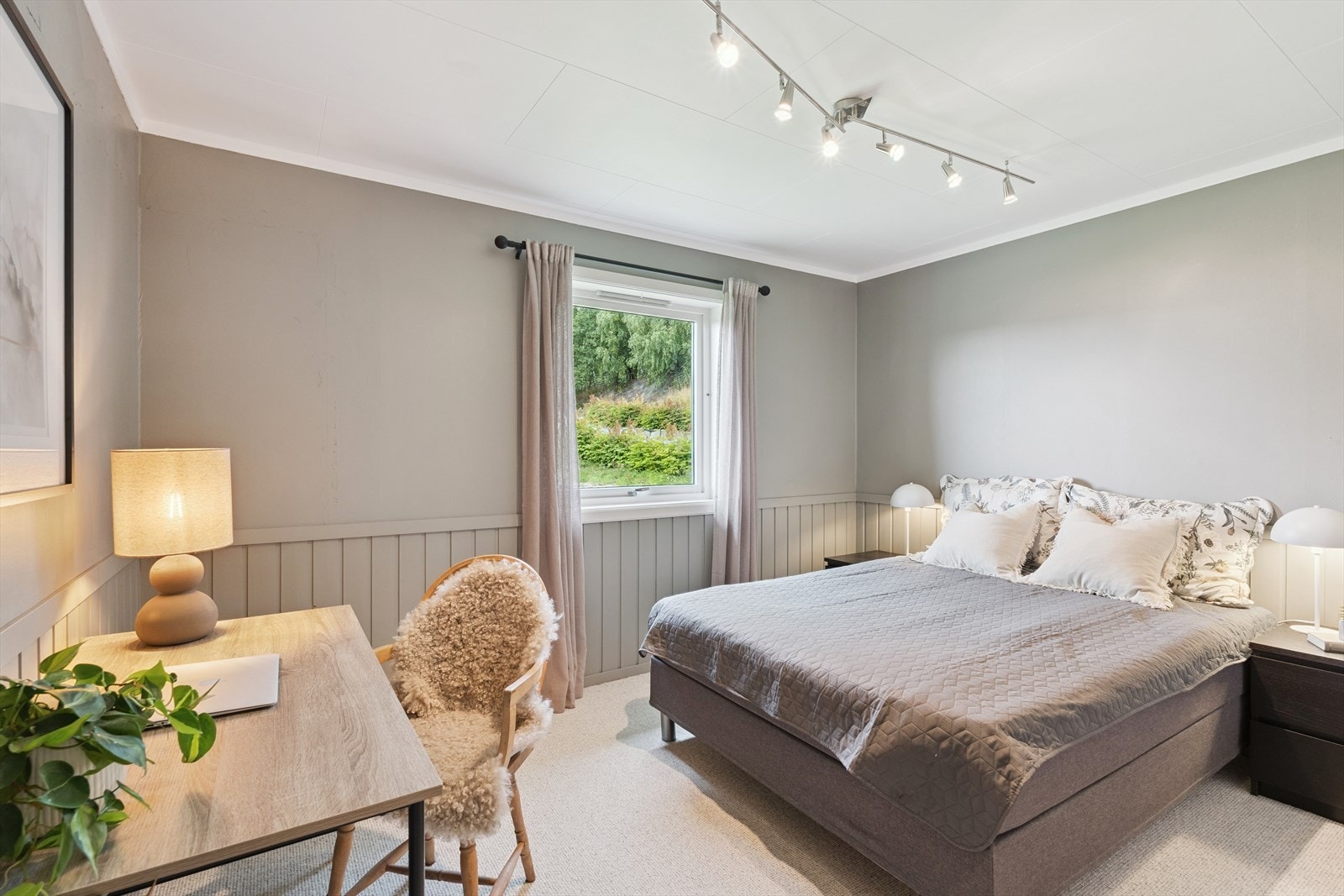 I etasjen er det ytterligere ett romslig soverom, også dette med gode møbleringsmuligheter. Galleribilde