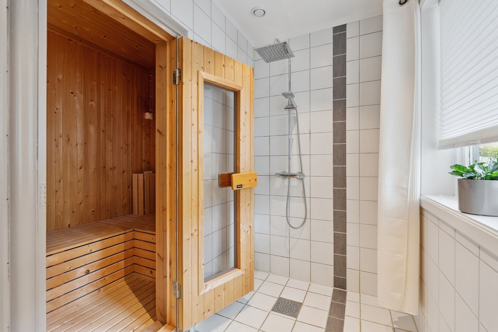 Fra badet er det inngang til badstue med plassbygde benker og elektrisk badstueovn. Galleribilde